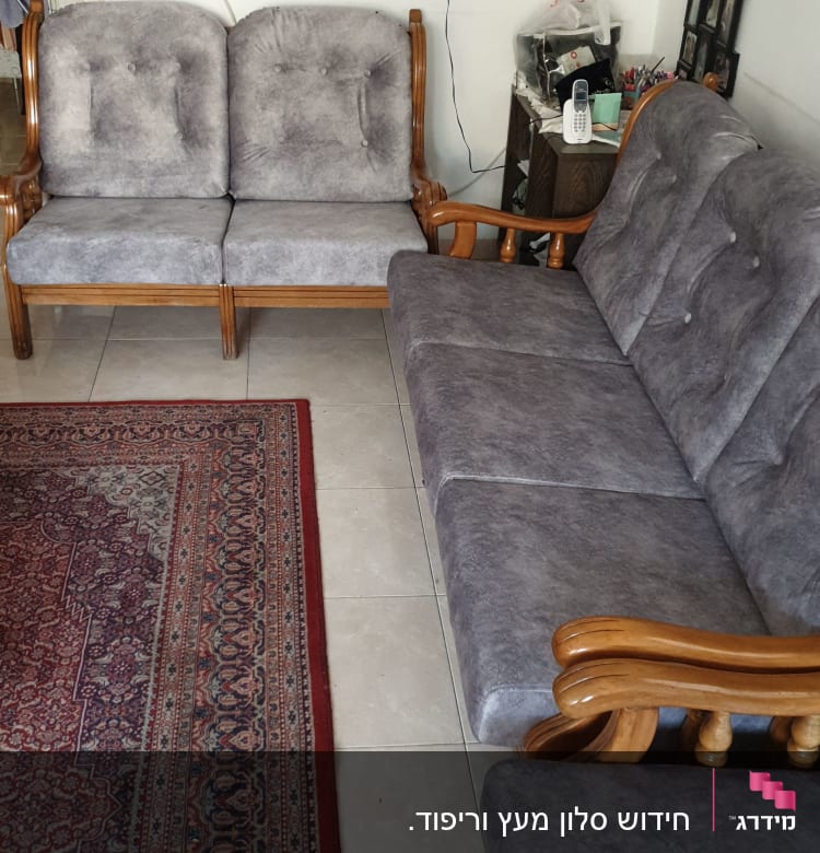 ספות מרופדות בבד אפור עם מסגרת עץ